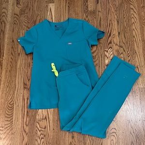 FIGS scrubs XS Catarina top and yola bottoms